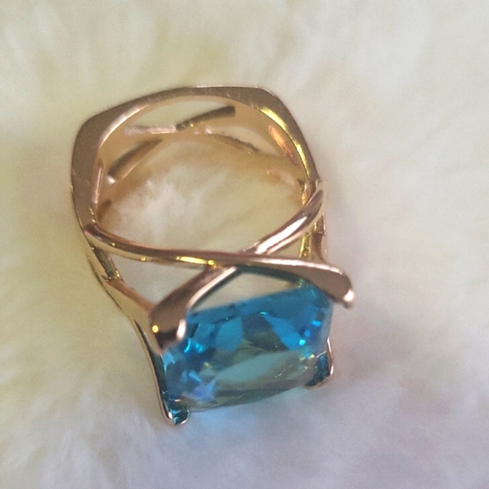 Vibrant Blue and Gold Ring with Square-Cut Gemstone - Picture 6 of 9